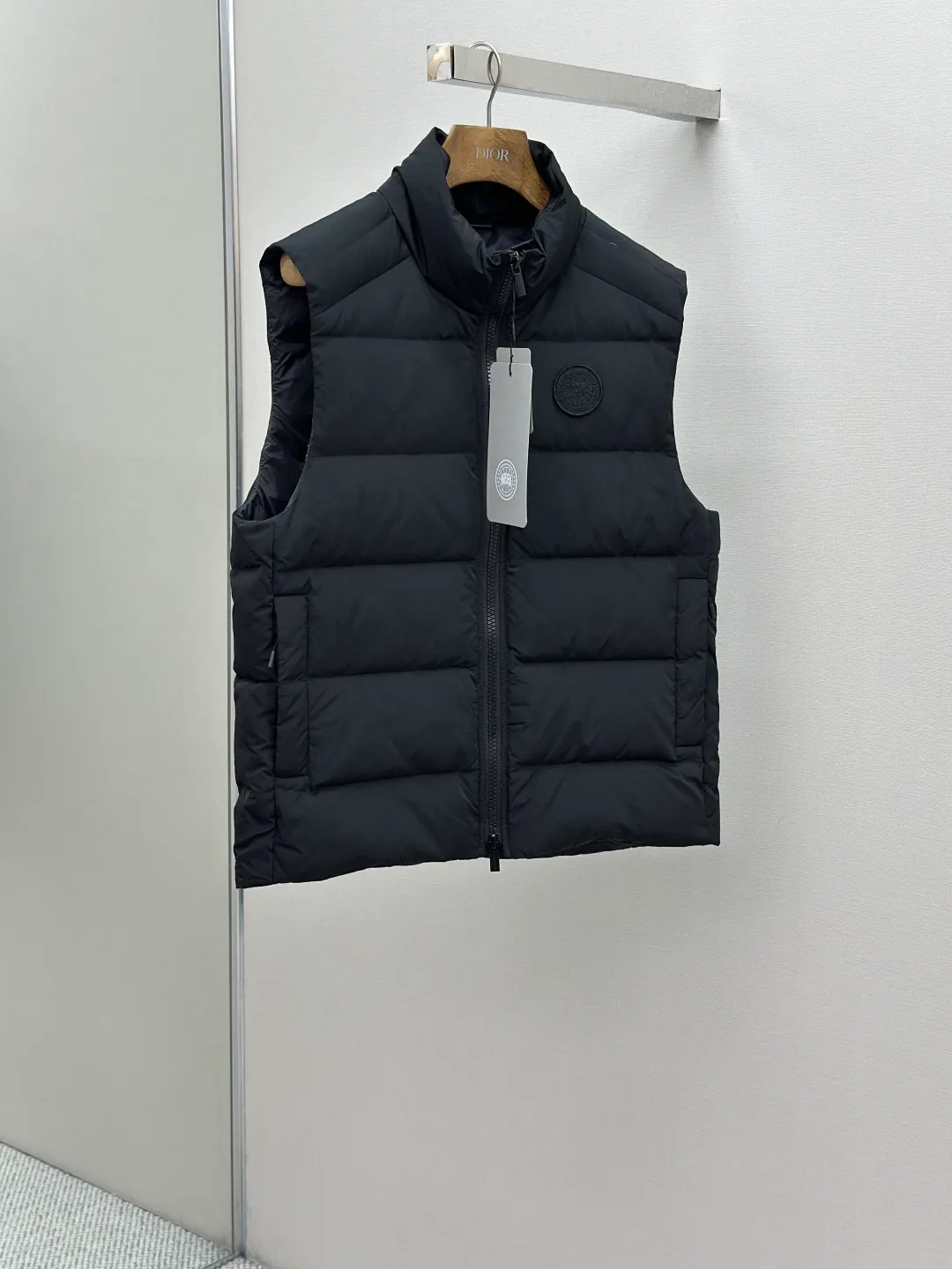 P690 CANADA GOOSE Canada Goose Badge Down Vest Fabric selection: The use of high-quality protective nylon fabric not only enhances the wear resistance of the surface, but also takes into account wind resistance, ensuring excellent performance in various harsh weather conditions.  90 national standard high-quality white duck down: selected high-loft down, weighing 160g, light and warm, with excellent temperature locking performance and good resilience.  Three-dimensional quilting process: Precision thread reinforcement to prevent velvet drilling and ensure that the fluffy and resilient elasticity lasts as new.  Details: The ribbon is woven with polyester as the base, and the brand letters are decorated on the ribbon through high-precision computer embroidery. The edges of the pattern are clear, the stitches are fine and even, and multiple layers of embroidery thread are stacked to enhance the three-dimensional effect. Accessories: One-to-one customized logo, one-to-one customized zipper puller, one-to-one customized three-label SIZE: S M L XL